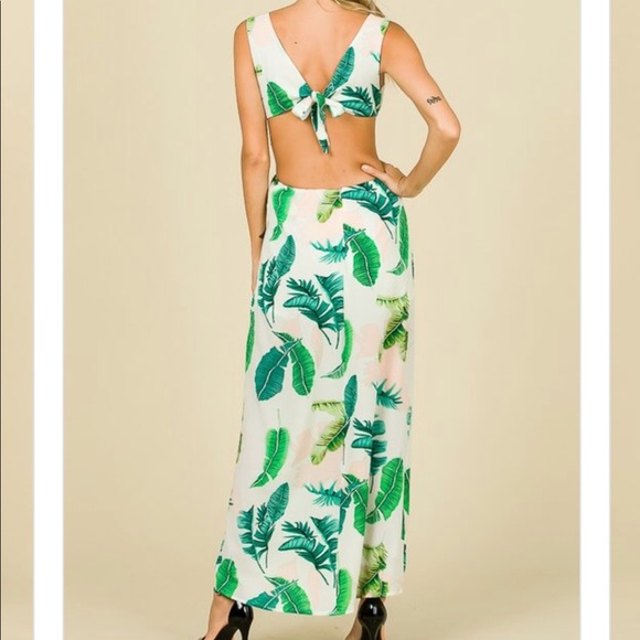 1 left! PALM LEAF PRINT OPEN PLUNGED MAXI ROMPER - Picture 3 of 8